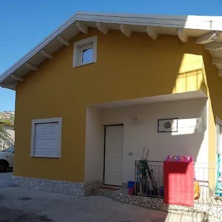 Holiday home B & Beach House *